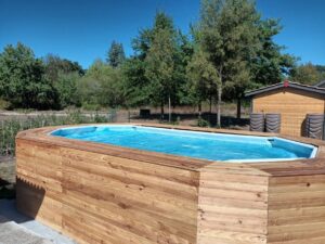Contour de piscine en lambris