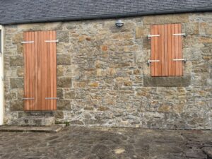 Volet en bois exotique rouge