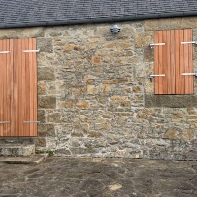 Volet en bois exotique rouge