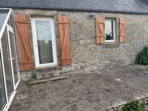 Volet en bois exotique rouge