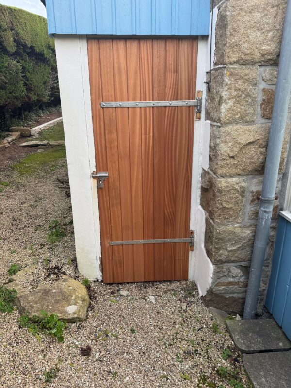 Volet en bois exotique rouge
