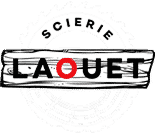 Logo monochrome de la Scierie Laouet, avec une lame de scie circulaire en arrière-plan et une planche de bois au centre. Le texte 'LAOUET' est inscrit sur la planche, avec un 'O' rouge. Le mot 'SCIERIE' est courbé au-dessus.