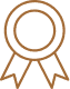Médaille ou ruban de récompense stylisé, couleur bronze, symbolisant la qualité ou l'excellence. Icône de prix.